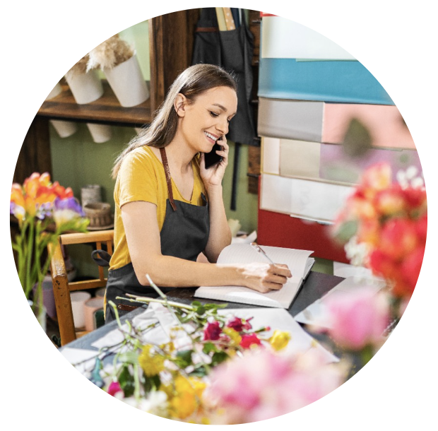 Mujer atendiendo el teléfono en un negocio