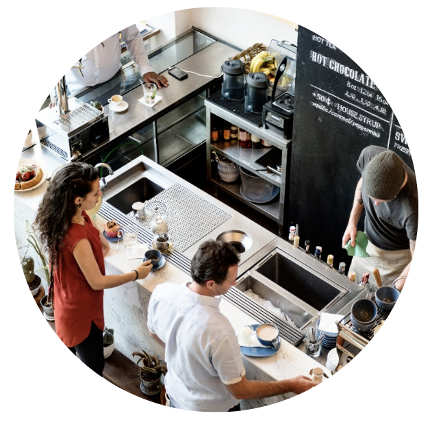 Cafetería con dos personas pidiendo 